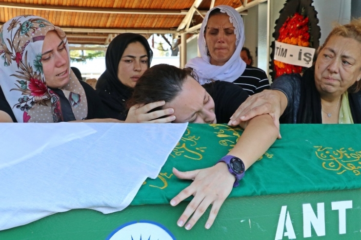 Genç Kızın ’Annem’ Feryatları Yürekleri Dağladı