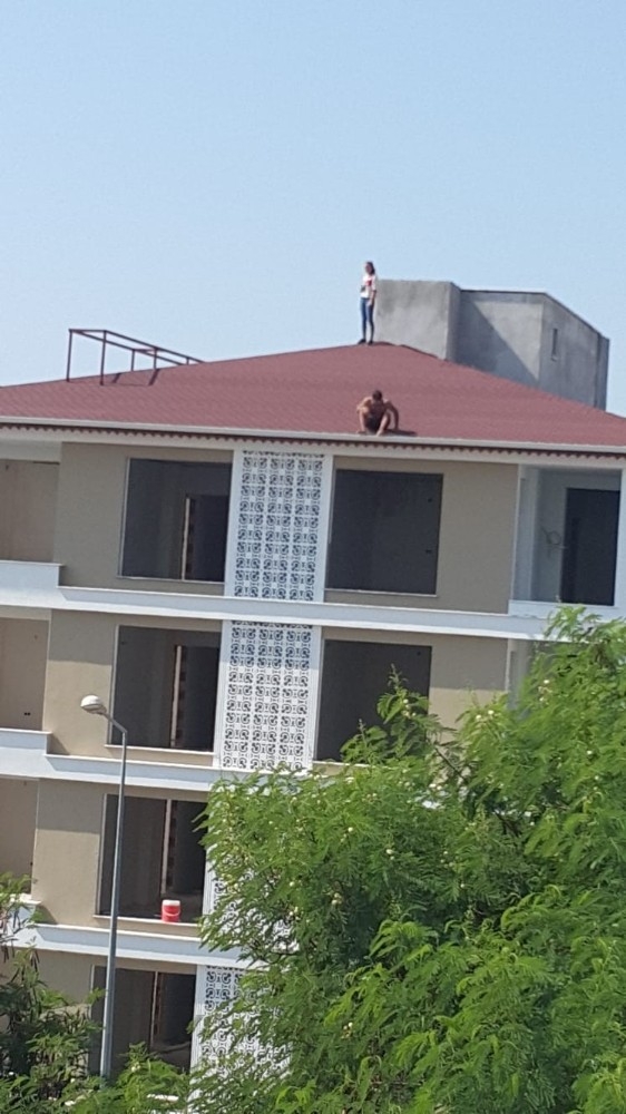 Jandarmadan Kaçan Şahıs Çatıya Çıktı