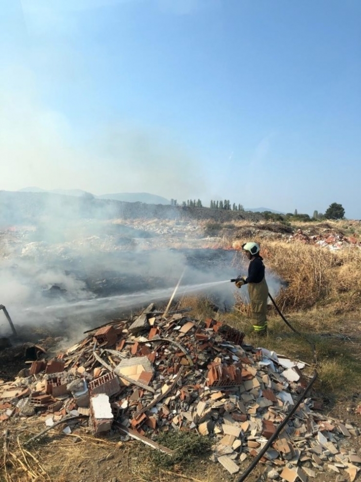 Burhaniye’de Ot Yangını Korkuttu