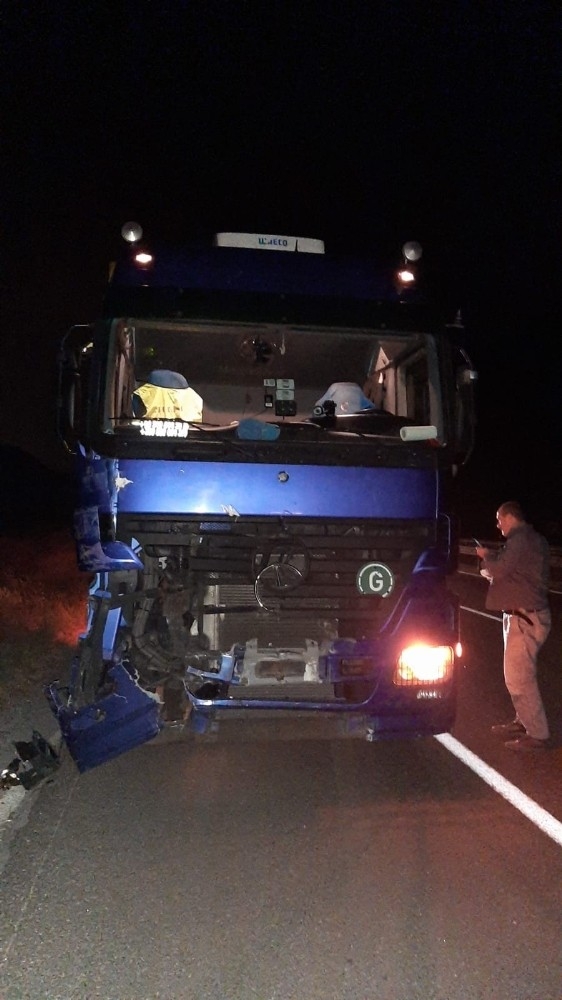 Kamyon, Çekiciye Çarptı: 1 Yaralı