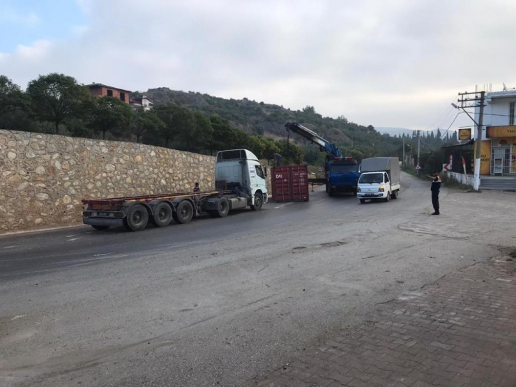 Bursa’da Seyir Halindeki Tırdan Düşen Konteyner Tehlike Saçtı