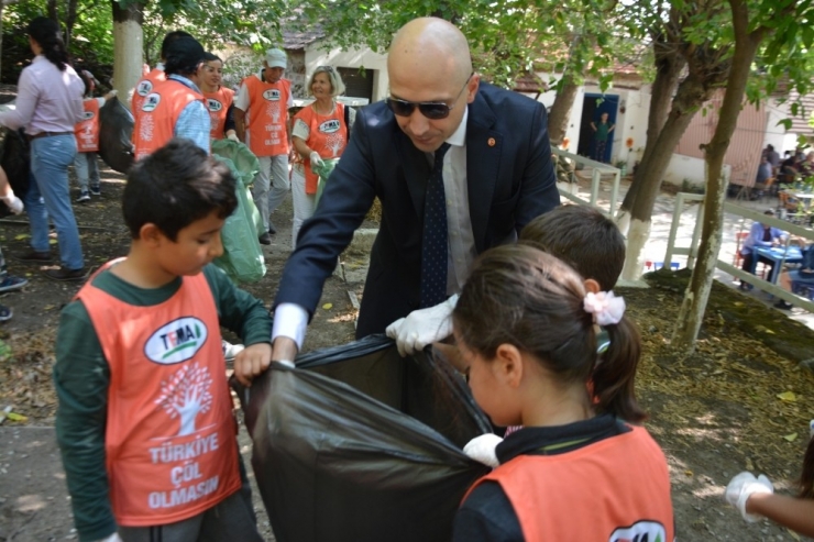 Söke’de Çöp Toplayıp, İklim Grevine Dikkat Çektiler