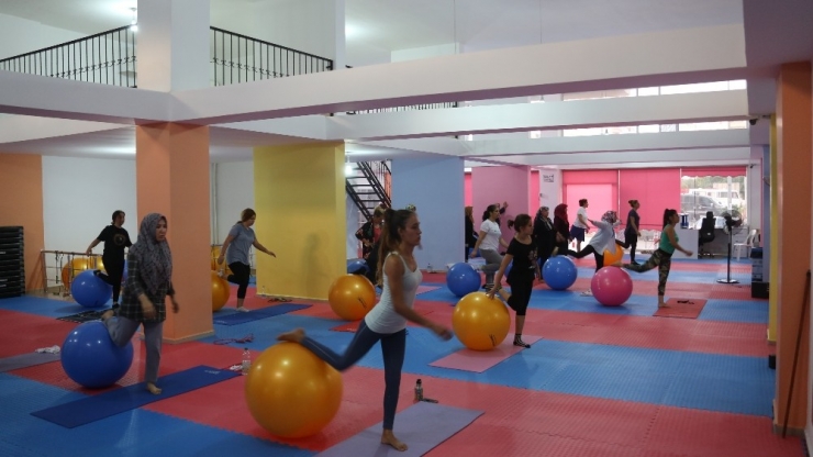 Erdemli Belediyesi Kadın Spor Merkezi Eğitime Başladı