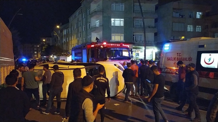 Gaziosmanpaşa’da İki Araç Çarpıştı: 3 Yaralı