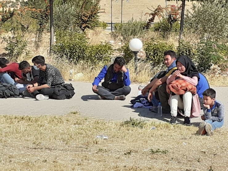 Mültecileri Yol Ortasında Bırakıp Kaçtılar