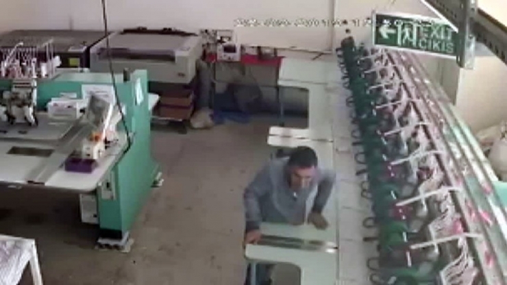 Deprem Anında Canını Hiçe Sayıp Koca Makineleri Tutmaya Çalıştı