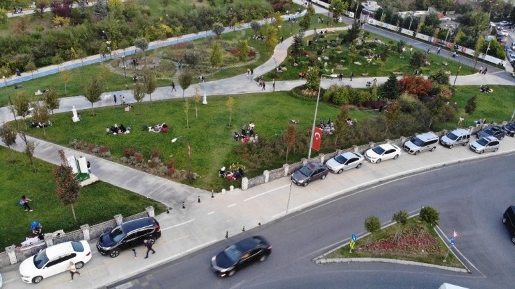 Beylikdüzü’nde Yüzlerce Vatandaş Deprem Sonrası Parkları Doldurdu