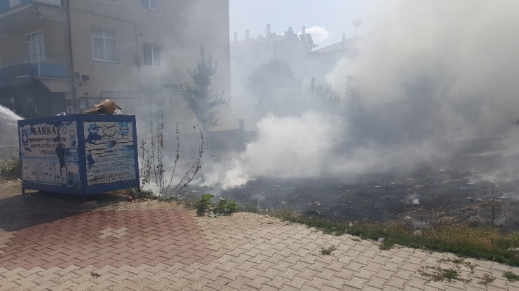 Karaman’da Boş Arsada Çıkan Ot Yangını İtfaiye Tarafından Söndürüldü