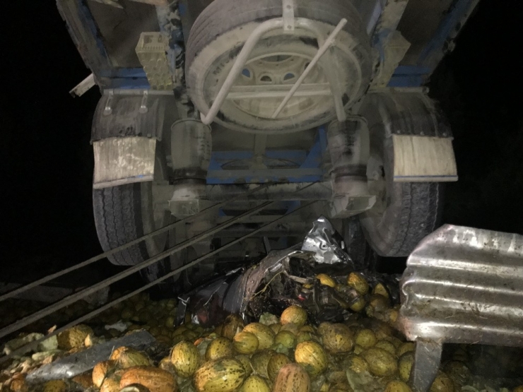 Konya’da Kontrolden Çıkan Tır, Otomobili Altına Aldı: 2 Ölü, 3 Yaralı