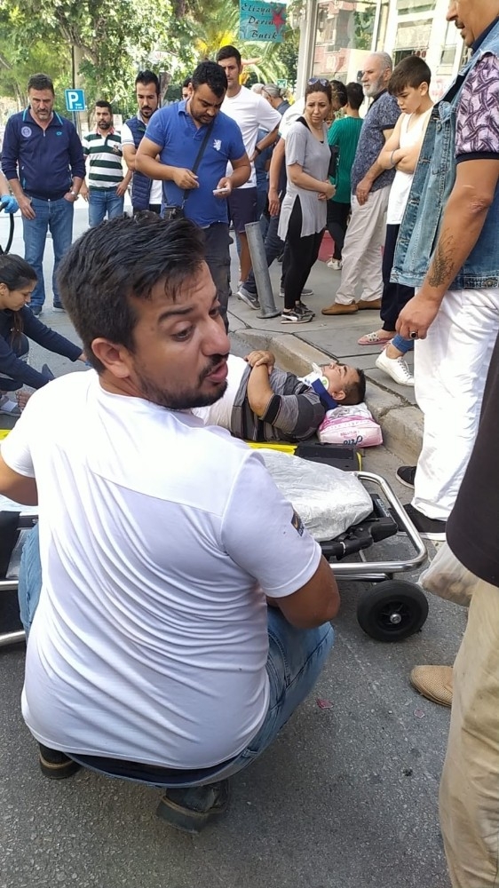 Karşı Şeride Fırlayan Araç Motosikleti Altına Aldı: 1 Yaralı