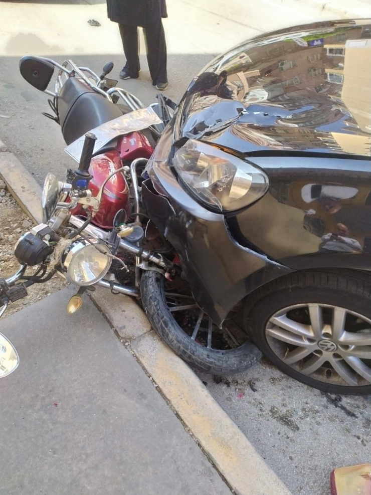 Karşı Şeride Fırlayan Araç Motosikleti Altına Aldı: 1 Yaralı