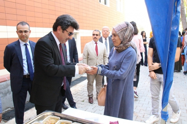 7 Aralık Üniversitesinde Aşure Dağıtıldı