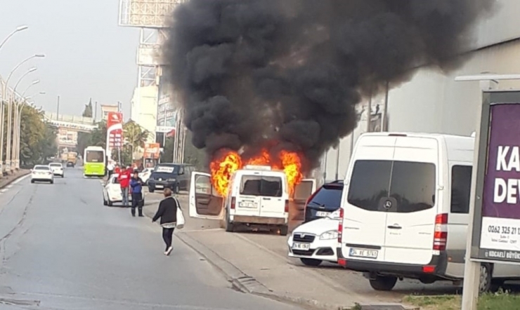 Park Halindeki Araç Alev Alev Yandı