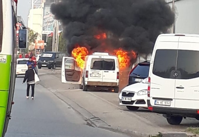 Park Halindeki Araç Alev Alev Yandı