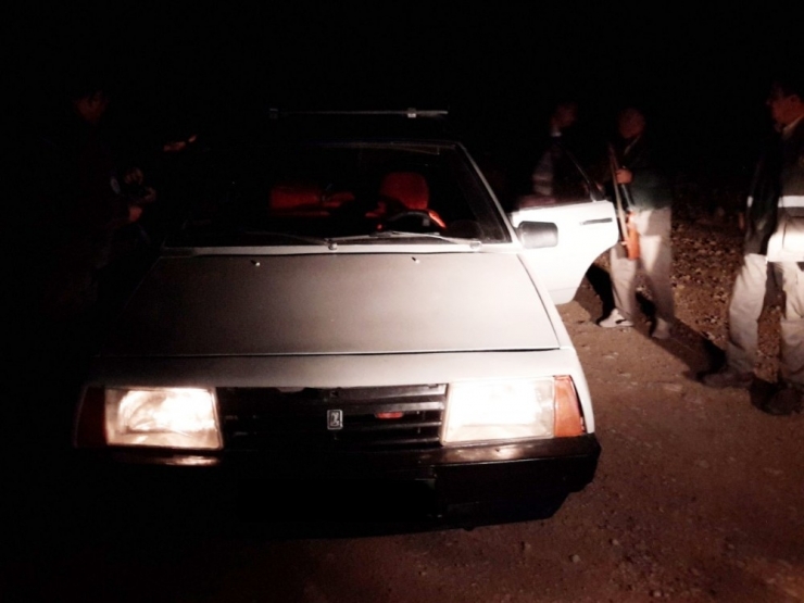 Otomobil Farıyla Tavşan Avlayanlara Suçüstü