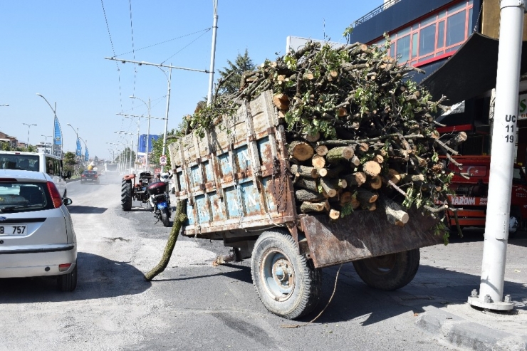 Malatya’da Odun Yüklü Traktör Devrildi: 1 Yaralı
