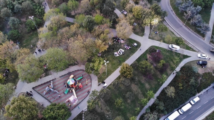 Okmeydanı’nda Depremin Ardından Evlerine Giremeyen Vatandaşlar Parklara Akın Etti