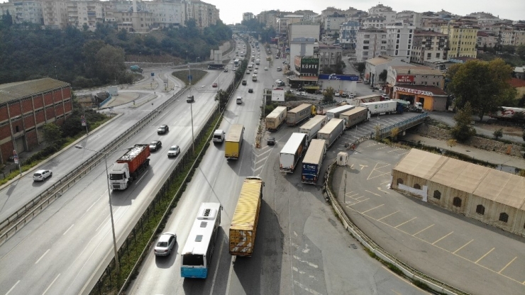 E-5’te Tır Çilesi Havadan Görüntülendi
