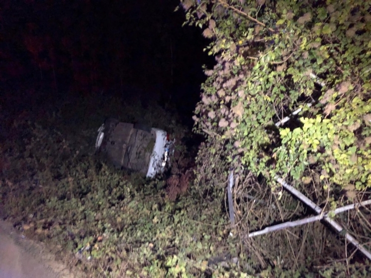 Sakarya’da Otomobil Şarampole Uçtu: 2 Yaralı