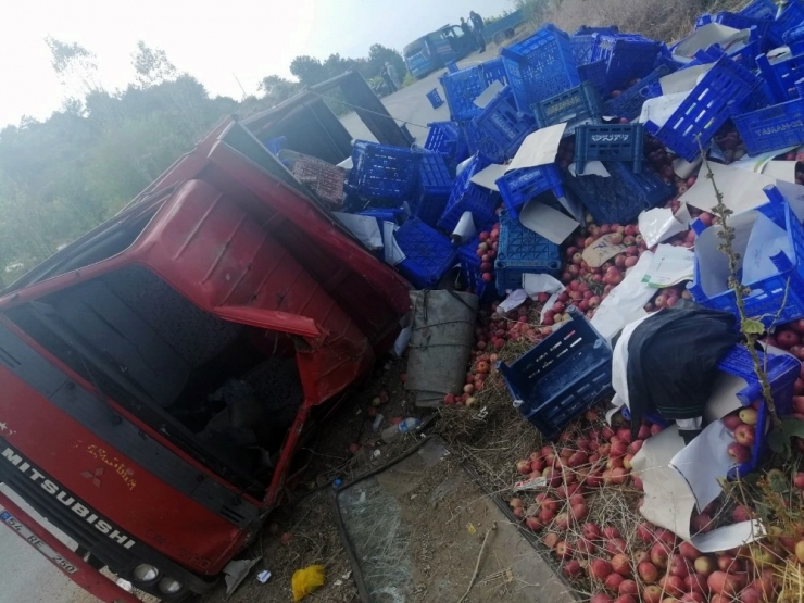 Meyve Yüklü Kamyon Devrildi: 1’i Ağır 2 Yaralı