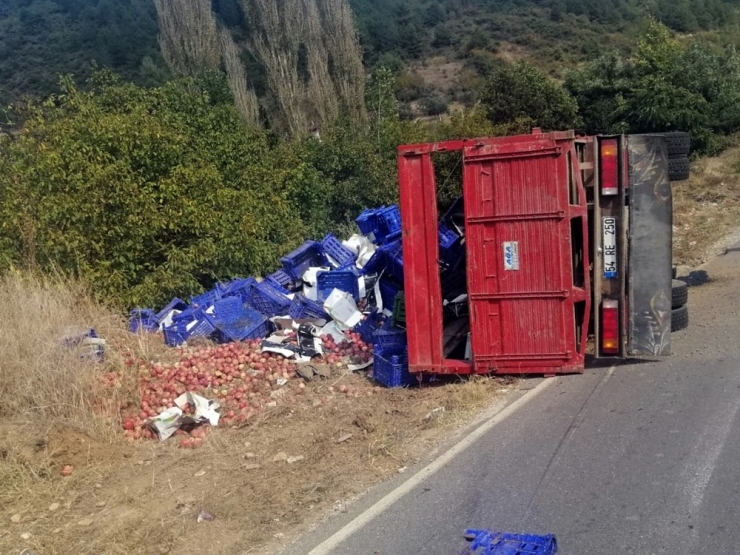 Meyve Yüklü Kamyon Devrildi: 1’i Ağır 2 Yaralı