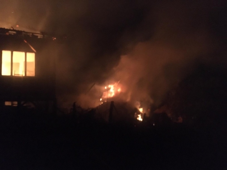 Sakarya’da Çıkan Yangın Ev Ve Samanlığı Kullanılmaz Hale Getirdi