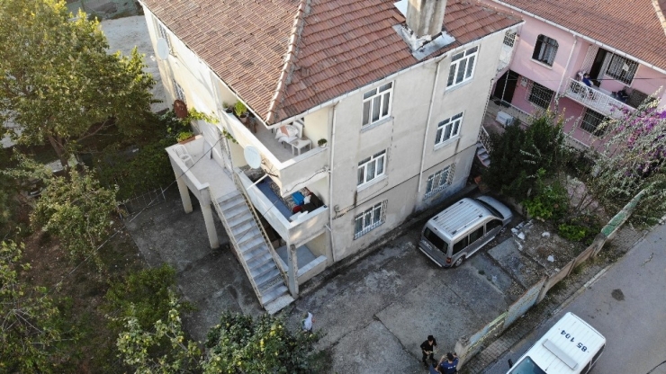 Sancaktepe’de Çatlaklar Oluşan 2 Katlı Bina Boşaltıldı