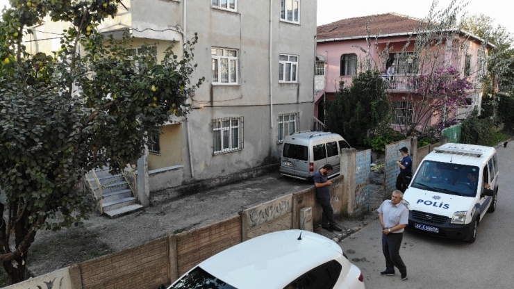 Sancaktepe’de Çatlaklar Oluşan 2 Katlı Bina Boşaltıldı