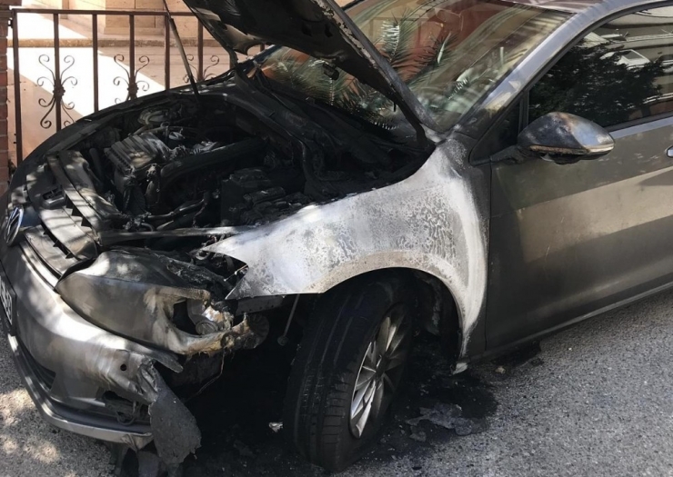 Gece Yarısı Otomobile Benzin Döküp Kundakladılar