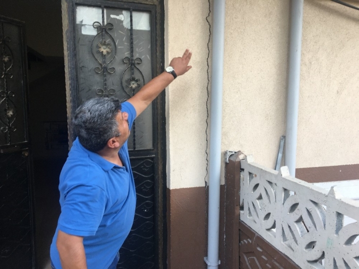 Depremin Etkisi İle Tekirdağ’da Binada Çatlaklar Oluştu
