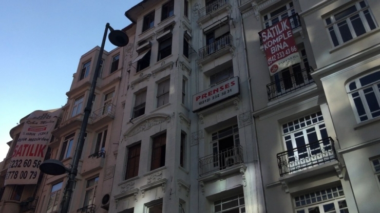 Şişli’de Deprem Sonrası 6 Katlı Tarihi Binada Çatlaklar Meydana Geldi