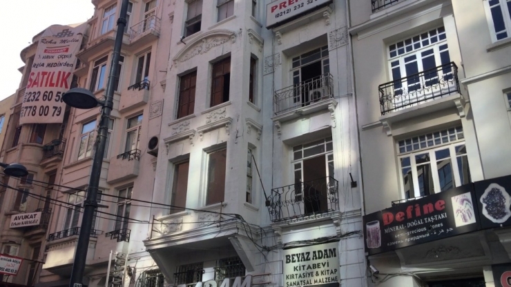 Şişli’de Deprem Sonrası 6 Katlı Tarihi Binada Çatlaklar Meydana Geldi