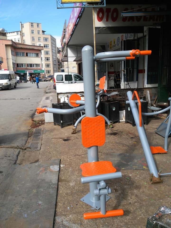 Gençleri Spora Özendirmek İçin Spor Aletlerini Kendisi Tamir Etti