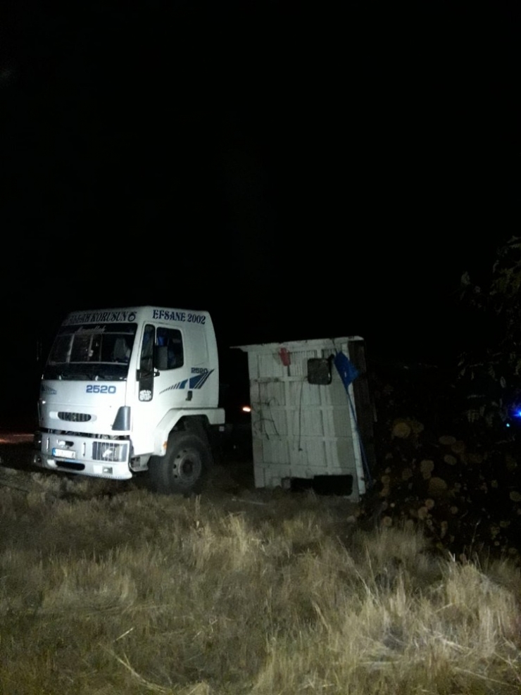 Odun Yüklü Kamyon Devrildi