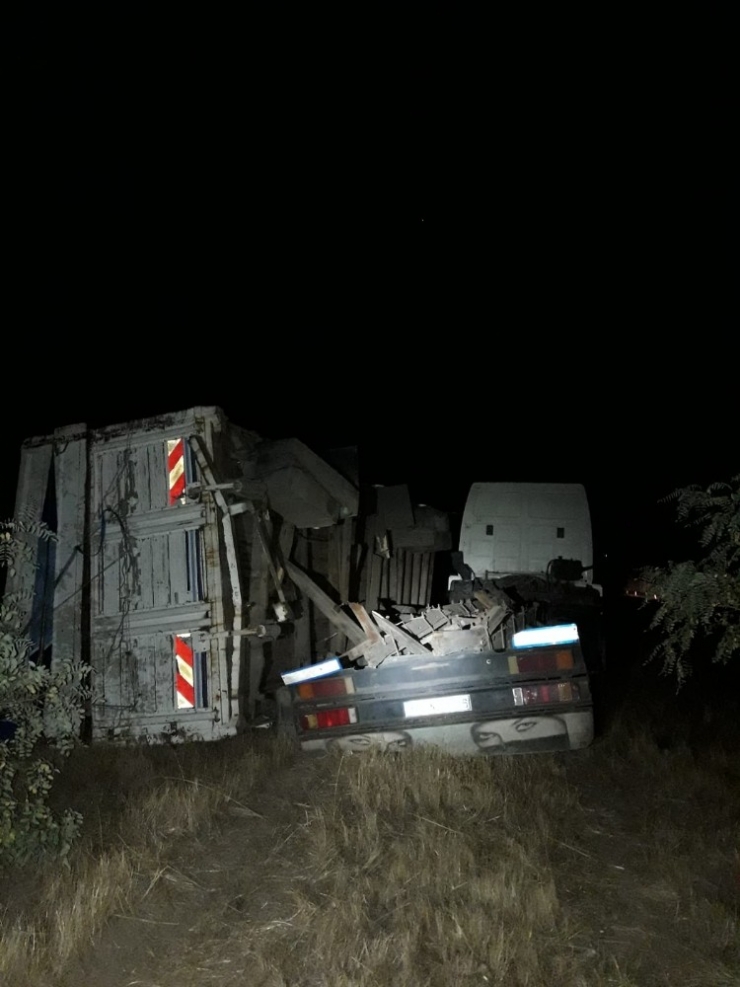 Odun Yüklü Kamyon Devrildi