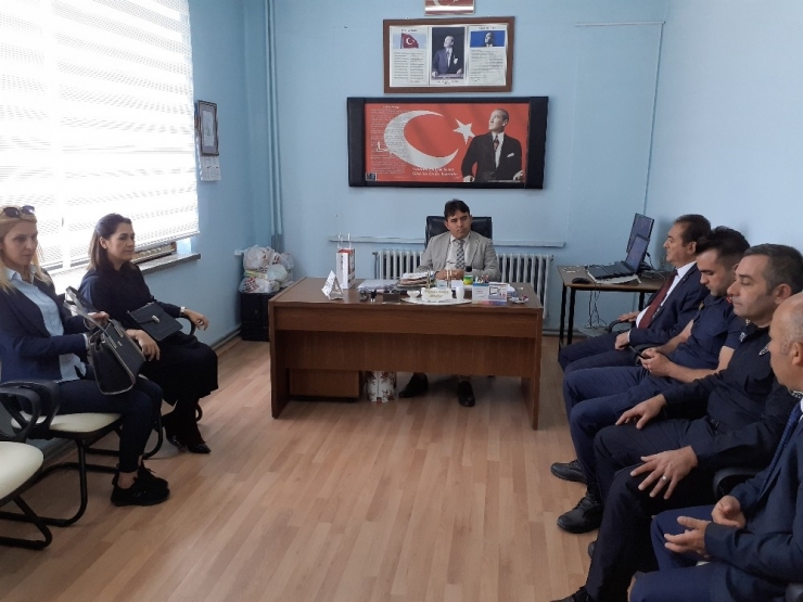 Hayırsever Muhtar’dan Öğrencilere Kütüphane Sürprizi