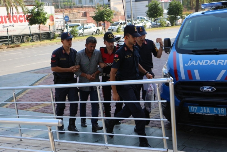 Adliyeye Eşini Öldürürken Üzerinde Bulunan Kanlı Gömleğiyle Sevk Edildi