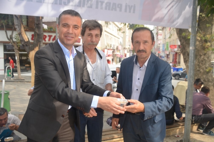 Belediye Başkan Yardımcısı Gürses’ten Vatandaşa Aşure İkramı