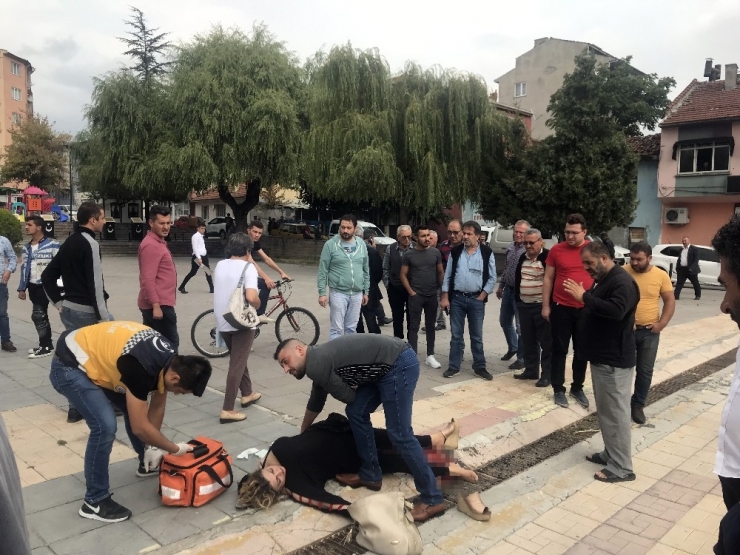 Bileğini Keserek Kendine Zarar Verdi