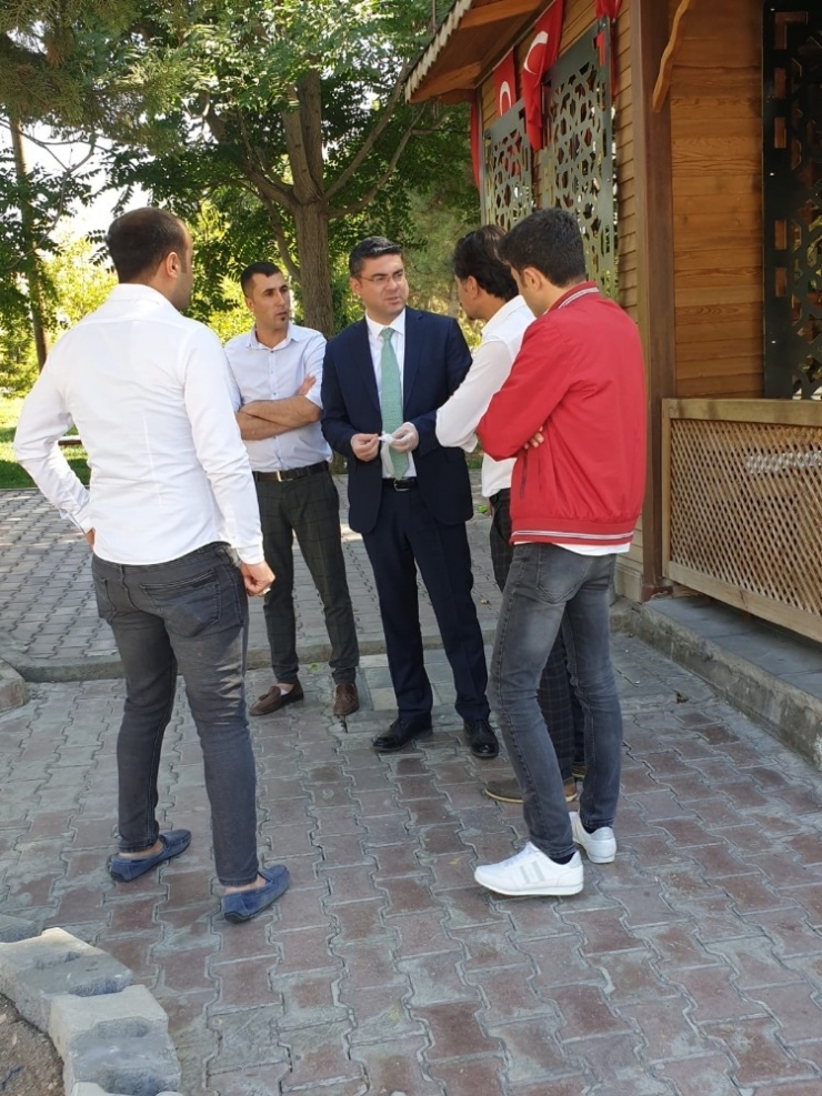 Hotel Çalışanları Sokağı Temizledi