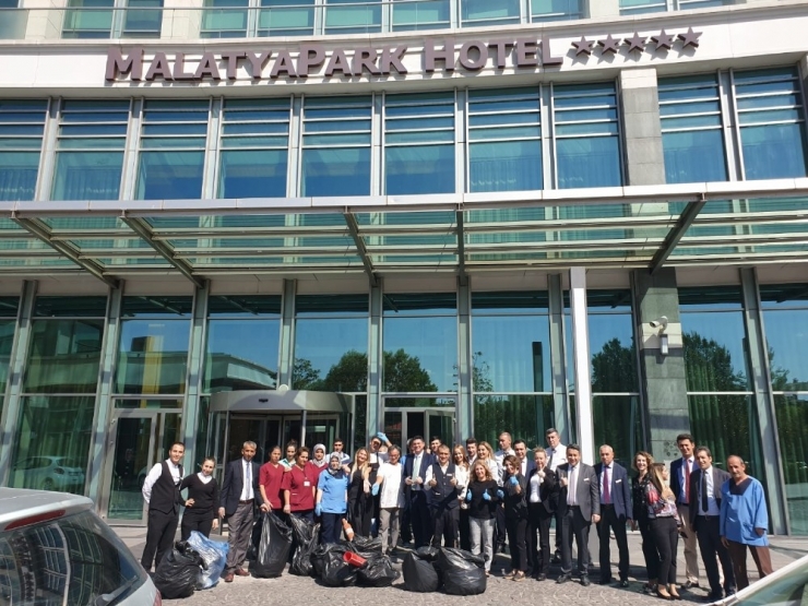 Hotel Çalışanları Sokağı Temizledi