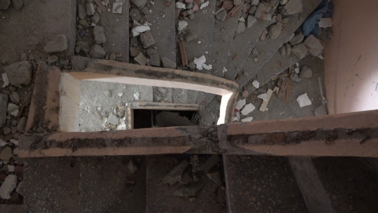 Bir Kişi Karşı Çıktı, Koca Bina Yıkılamıyor