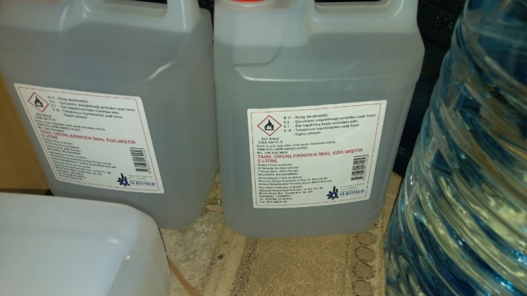 İzmir’deki Operasyonda Onlarca Litre Sahte İçki Ele Geçirildi