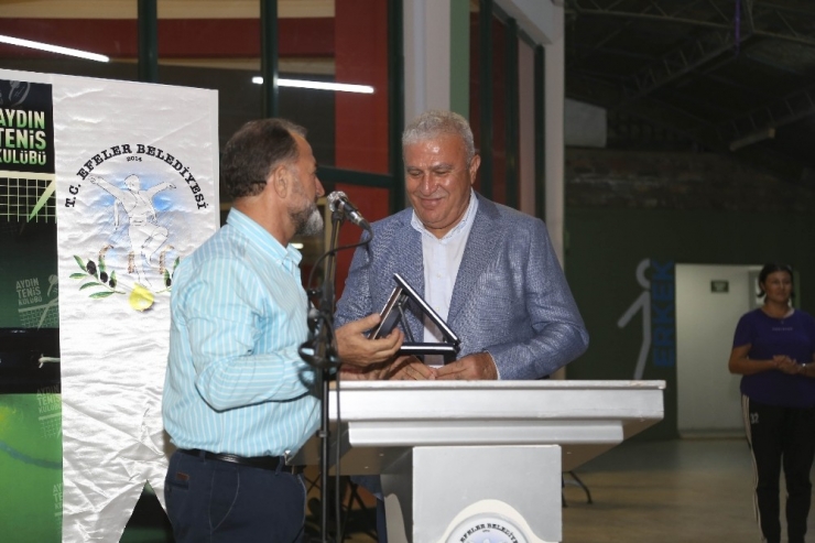 Tenis Turnuvasında Şampiyonlar Kupalarına Kavuştu