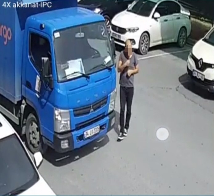 Telefonla Konuşur Gibi Yapıp Araçtan Hırsızlık Yaptı
