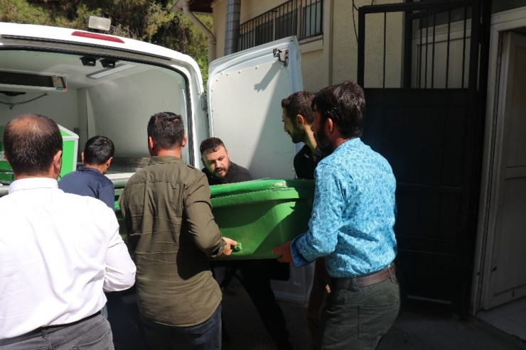 Kavgayı Ayırmak İsteyen Genç Bıçaklanarak Öldürüldü