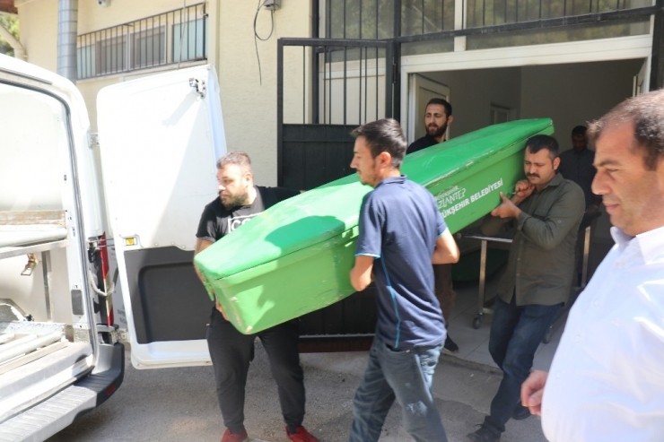 Kavgayı Ayırmak İsteyen Genç Bıçaklanarak Öldürüldü