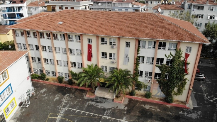 İstanbul Valiliğince Tatil Edilen Maltepe’deki Lise Havada Görüntülendi