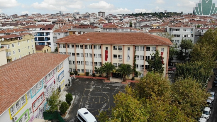 İstanbul Valiliğince Tatil Edilen Maltepe’deki Lise Havada Görüntülendi