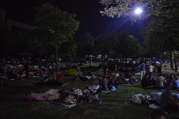 İstanbullular Geceyi Parklarda Geçiriyor